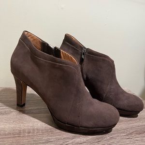 Clarks Womens Tige De Cuir Heeled Booties size: 8.5